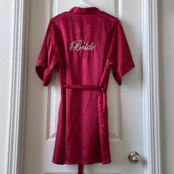 Embroidered bridal robe in silky wine red! - Picture 2 of 2